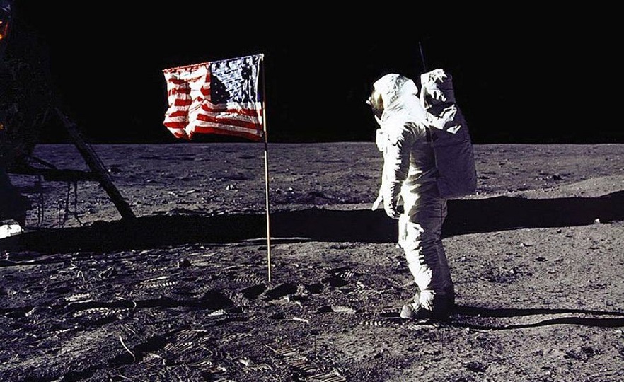 Hombre camina en la Luna bandera EE.UU.