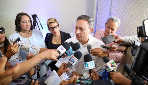 Jean Alain Rodríguez, procurador de la República, ofrece declaraciones a la prensa.