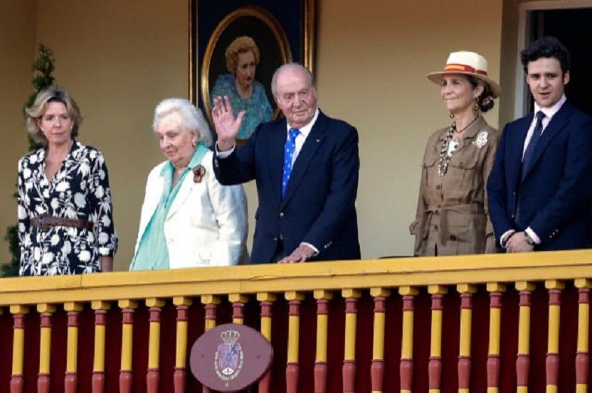 Juan Carlos de Borbón, rey emérito, saluda desde balcón.
