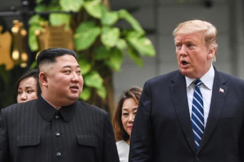 El líder coreano Kim Jong Un (I), y el presidente de Estados Unidos, Donald Trump sostienen conversación.