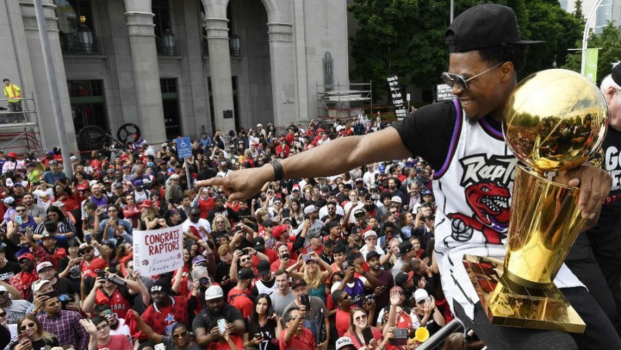 Kyle Lowry jugador Toronto Raptors desfile de celebración.