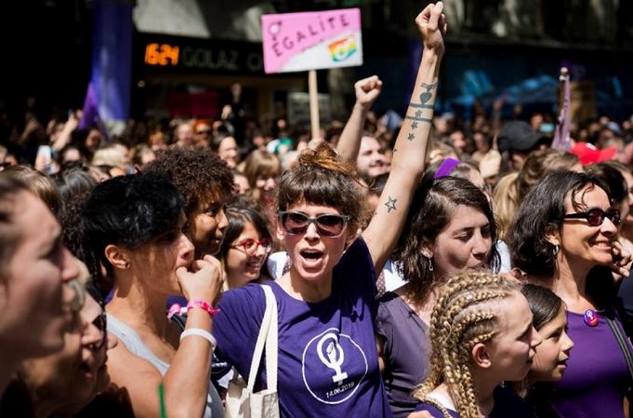 Mujeres suizas protestan por la igualdad.
