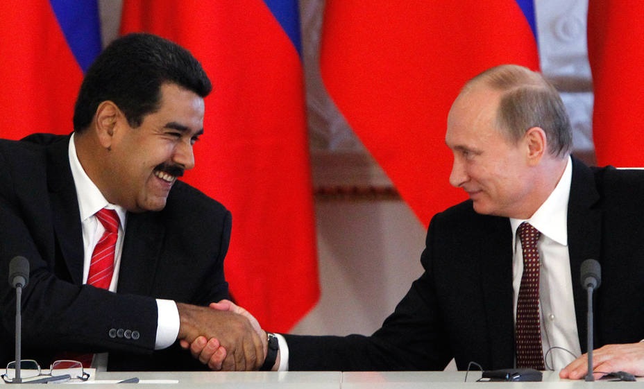 Nicolás Maduro y Vladimir Putin conversan.