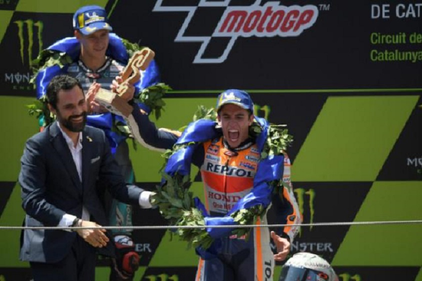 Piloto español Marc Márquez (c) festeja su victoria en el gran Premio de Cataluña de MotoGP.