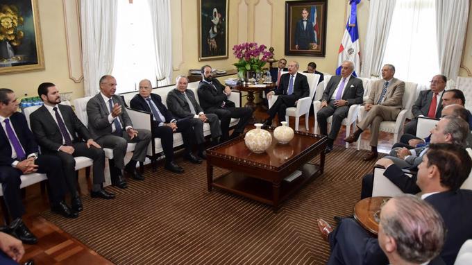 Presidente Danilo Medina recibe empresarios en el Palacio Nacional.