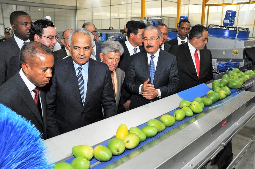 Presidente Danilo Medina recorre planta procesadora de mango en Baní.