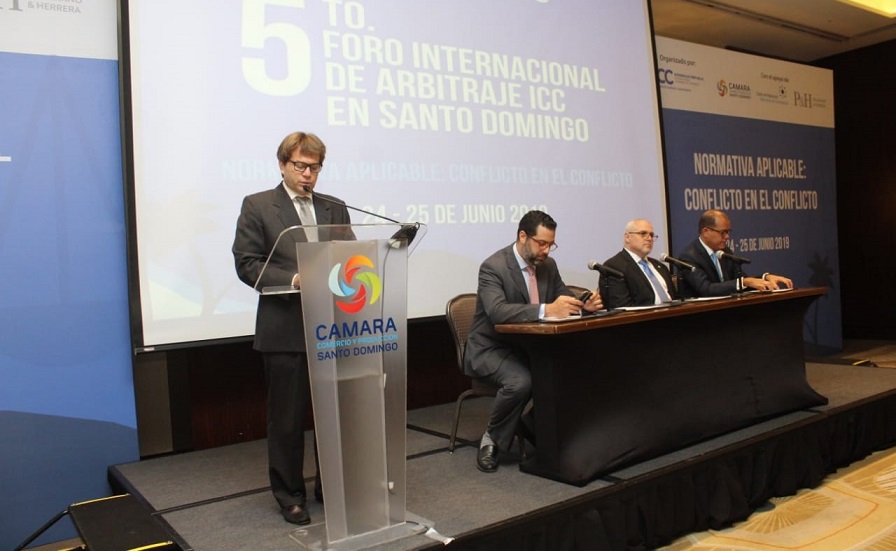 Ricardo Koenig presidente CRC diserta en foro Cámara de Comercio.