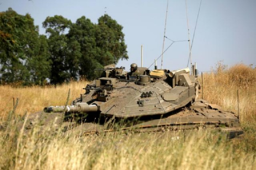 Soldados israelíes realizan maniobras en un tanque en los Altos del Golán.