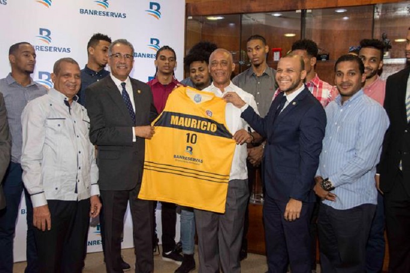Club Mauricio Báez entregan camiseta al administrador del Banco de Reservas, Simón Lizardo.