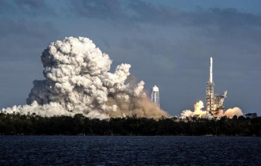 Fotografía del cohete Falcon Heavy despegando en un lanzamiento anterior desde Cabo Kennedy, en Florida, EE.UU., (Fuente EFE).