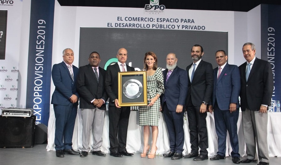 Ligia Bonetti recibe reconocimiento en inicio de Expo Provisiones 2019.
