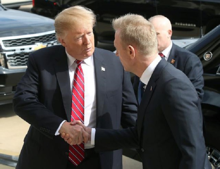 El presidente Donald Trump es recibido por el secretario interino de Defensa Patrick Shanahan.