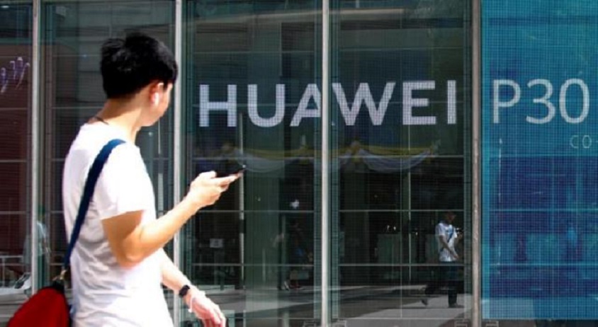 Un viandante pasa delante de un panel publicitario del nuevo móvil Huawei P30 en Bangkok (Tailandia) (Fuente EFE).