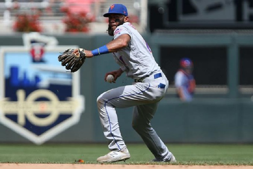 Amed Rosario, de los Mets, se dispone a lanzar a primera base para hacer un out. (Fuente AP)