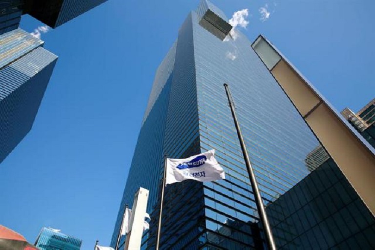 Una bandera de Samsung Electronics ondea a las puertas de una de las sedes de la compañía, (Fuente EFE / Jeon Heon-Kyun).