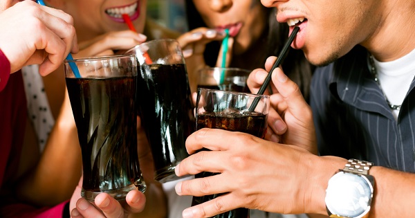 Consumo de bebidas azucaradas podría aumentar riesgo de cáncer.