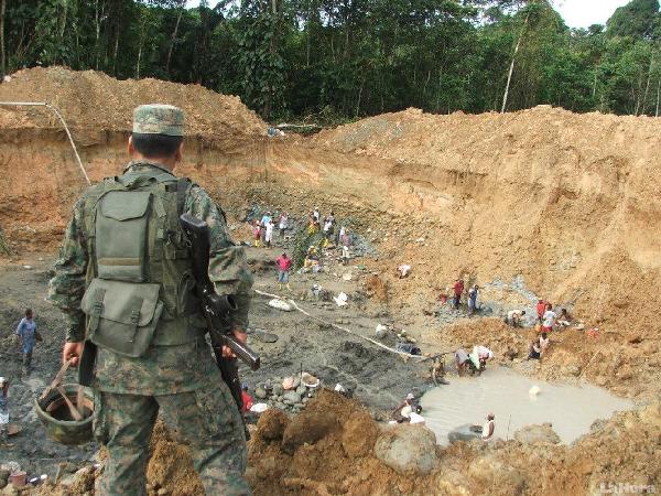 Desalojan 12 dominicanos realizan minería ilegal en Ecuador.