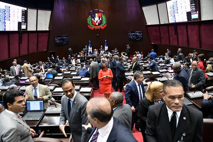 Diputados PRM defienden votación en sesión.