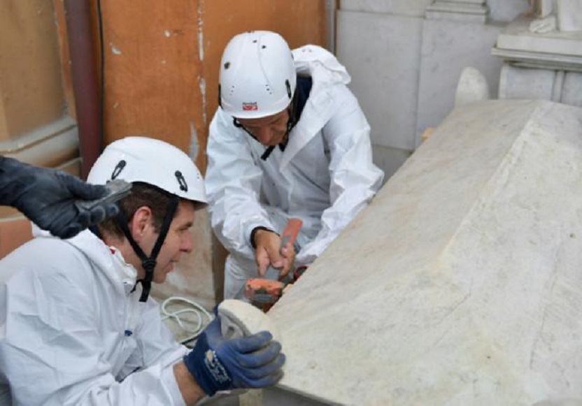 Expertos forenses abren una de las dos tumbas del cementerio Teutónico del Vaticano por el caso de Emanuela Orlandi (Fuente Vatican Media).