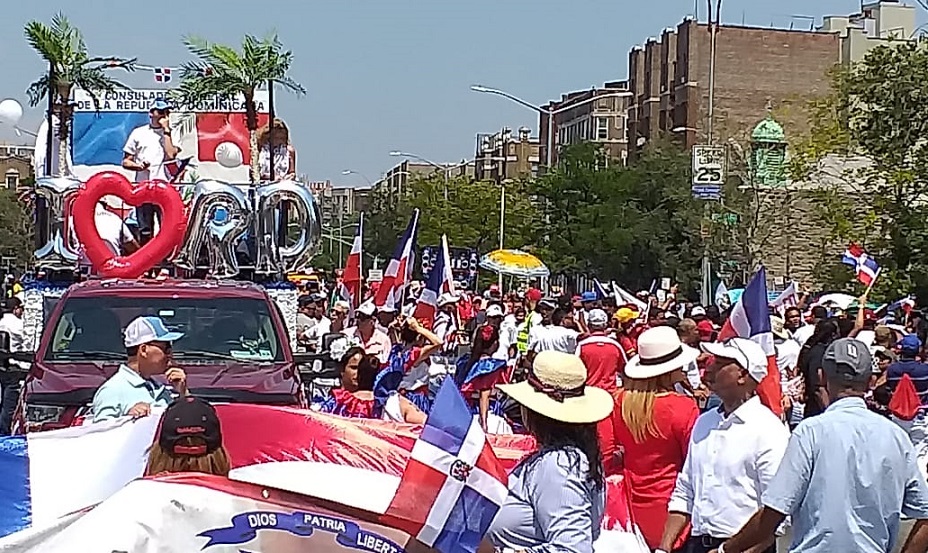 Una de las carrosas que participó en la Gran Parada Dominicana en el Bronx este domingo.
