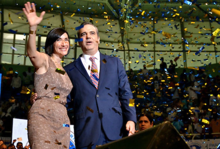 Luis Abinader precandidato presidencial PRM y su esposa Raquel Arbaje.
