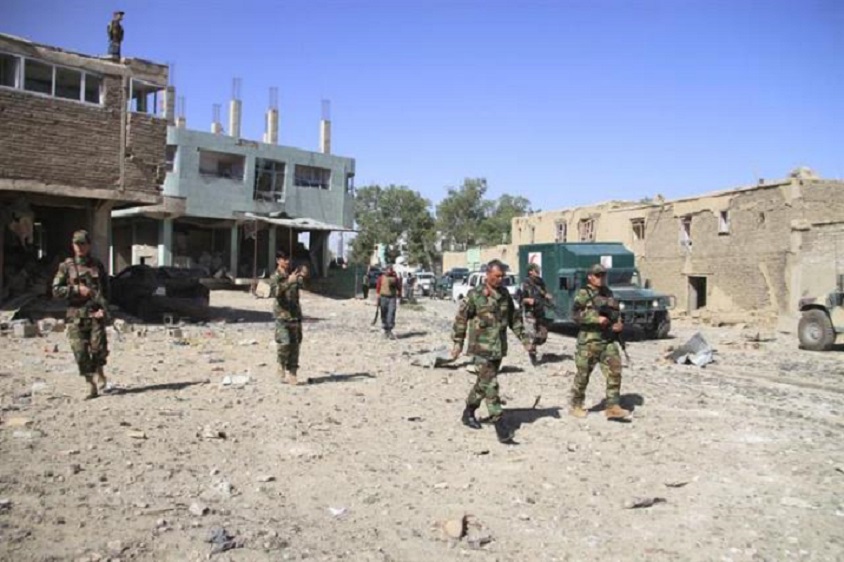 Militares patrullan en Afganistán, (Fuente EFE/EPA/SAYED MUSTAFA).