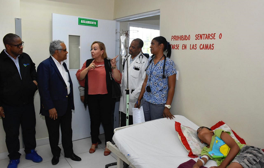 Ministro de Salud instruye autoridades sobre acciones contra dengue.