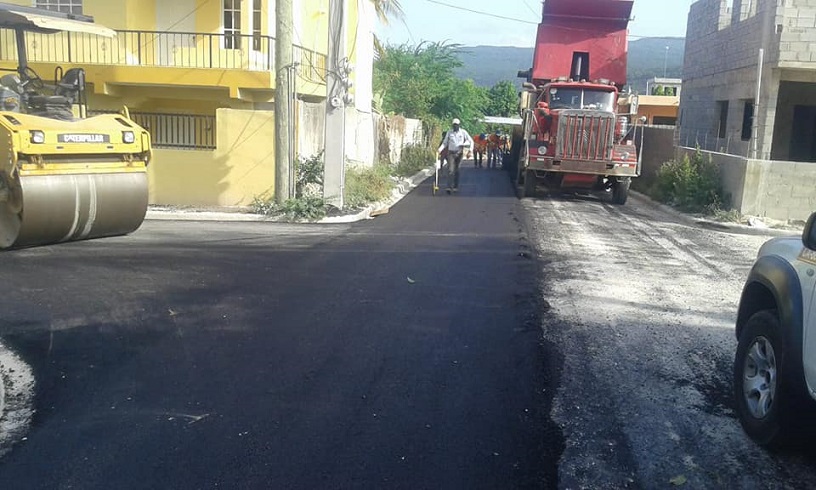 Obras Públicas asfalta calles del sector Punta Palma en Barahona.