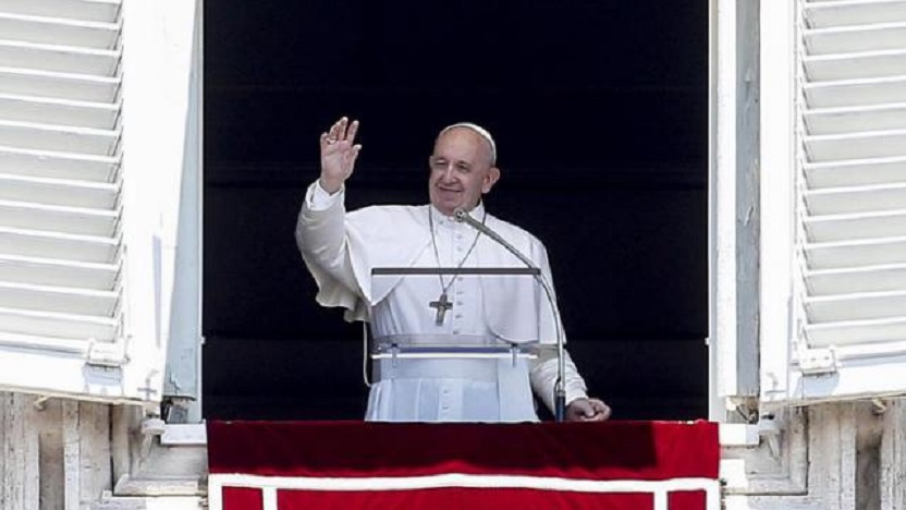 El Papa Francisco saluda desde el balcón del Vaticano. (Foto EFE-FABIO FRUSTACI)