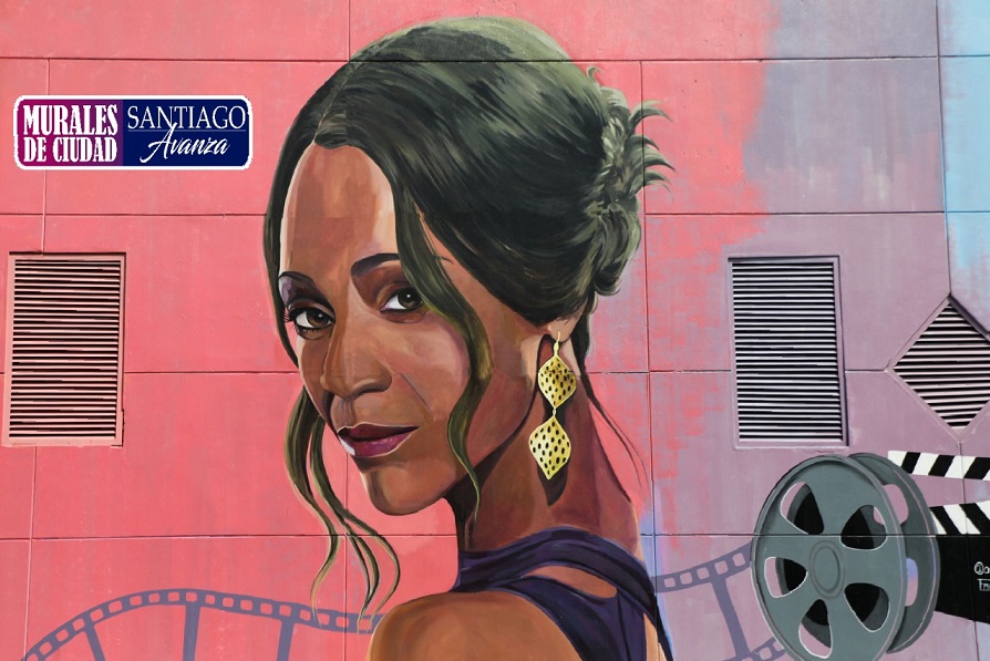 Actriz Zoe Saldaña plasmado en un mural en la ciudad de Santiago.