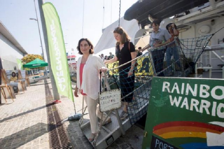 Alcaldesa de Barcelona, Ada Colau, durante su visita esta mañana al barco Rainbow Warrior de Greenpeace, (Fuente EFE / Marta Perez).