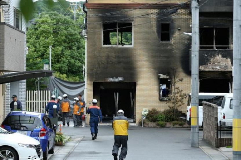 Bomberos inspeccionan la escena donde murieron 33 personas en un incendio en un edificio de una compañía de animación en Kioto.