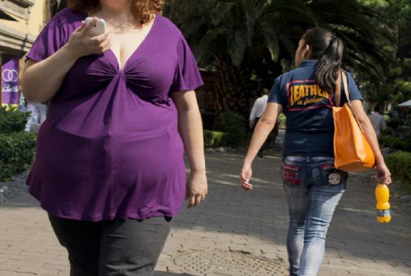 Mujer con sobrepeso camina por una calle de Ciudad de México.