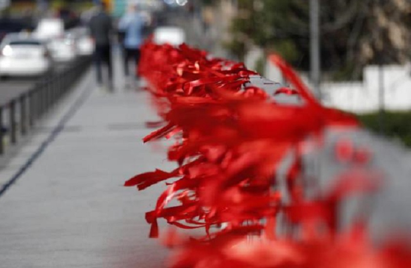 Un puente lleno de lazos rojos en alusión a la enfermedad del VIH. (Fuente EFE/Javier Lizón)