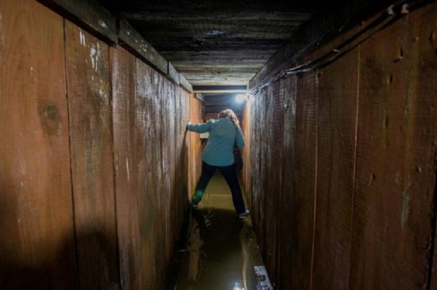 Una periodista recorre el túnel a través del cual intentó escapar el narcotraficante Joaquín El Chapo Guzmán.