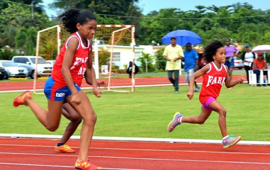Competencia de atletismo entre jóvenes de República Dominicana.