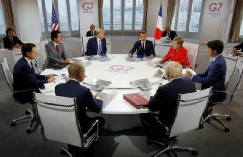 Mesa de debate en la cumbre del G7 celebrada en la ciudad francesa de Biarritz.