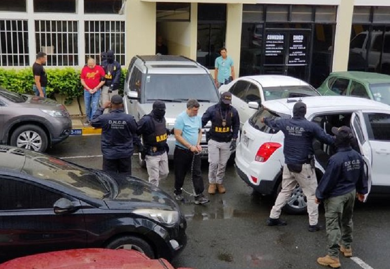 Momento en que la DNCD entrega dos dominicanos y un estadounidense a los agentes del US Marshals.