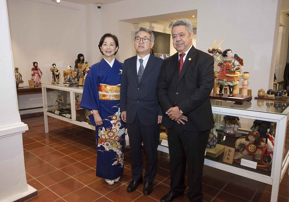Embajador de Japón y administrador Banreservas exhibición.