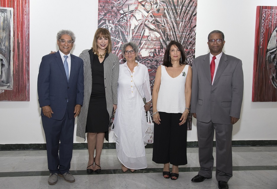 Hugo Rafael Suriel inaugura exposición artística.