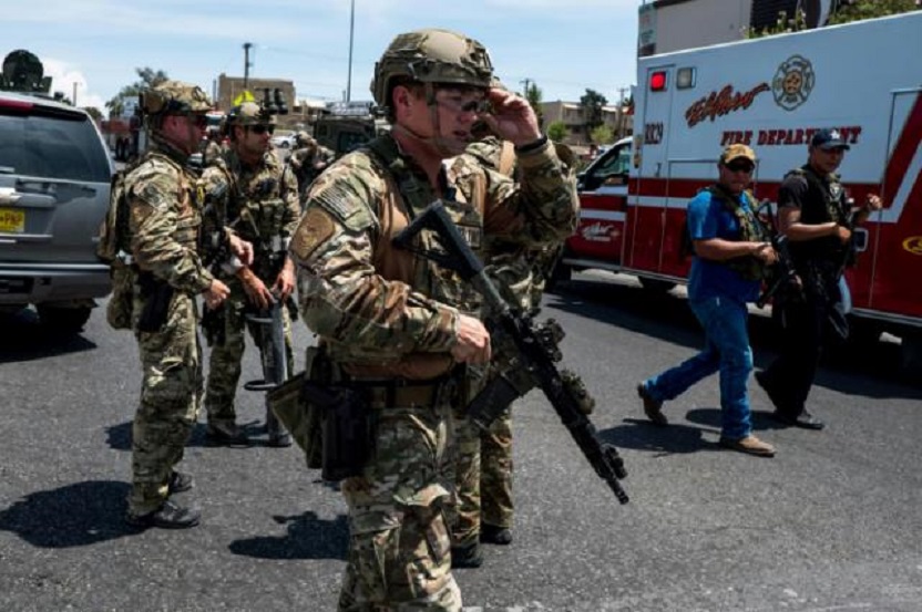 Miembros de las fuerzas de seguridad responden a un tirador activo en un Walmart en Cielo Vista en El Paso, Texas.