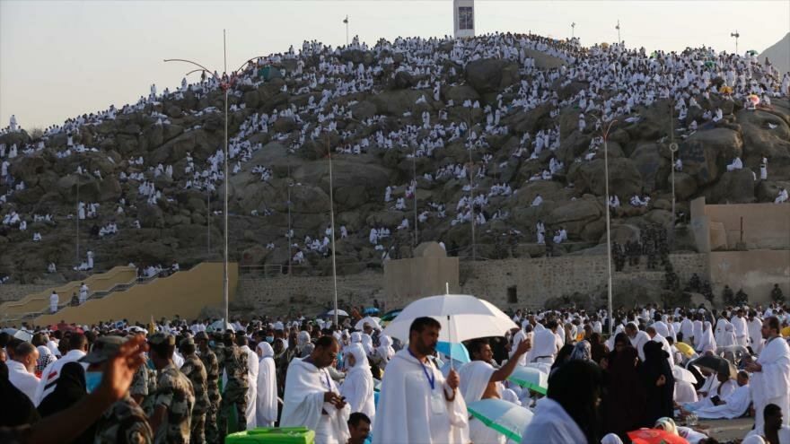 Musulmanes acuden al Monte Arafat.