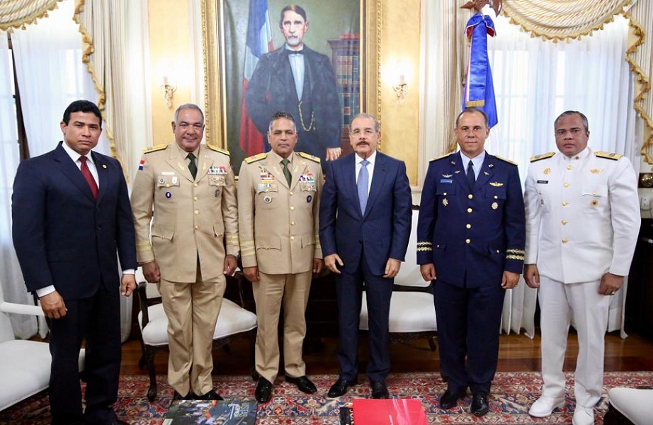 Presidente Medina recibe altos mandos en el Palacio Nacional.
