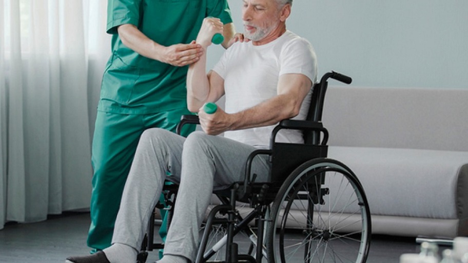 Técnicos Conape capacitación movilidad de adultos mayores.