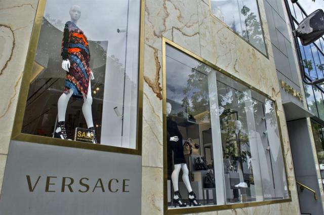 Fachada de una tienda Versace. (Foto EFE/Giorgio Viera)