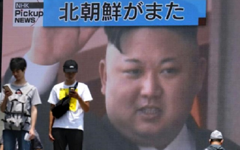 Líder norcoreano, Kim Jong Un, visto en una pantalla gigante en Tokio.