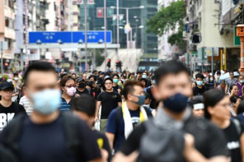 Miles de manifestantes protestan en la calle en Hong Kong.