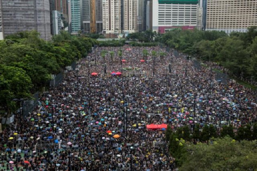 Decenas de miles de personas se congregaron en el parque Victoria de Hong Kong. (FOTO AFP)