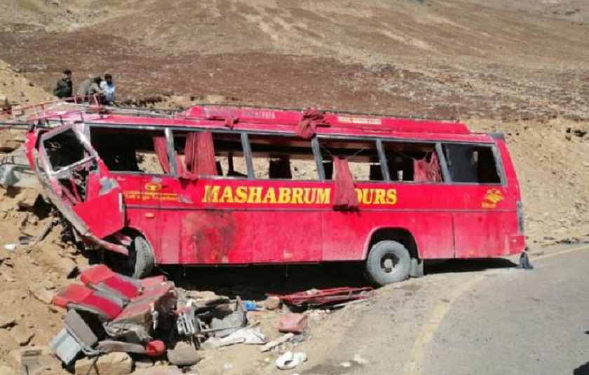 Accidente de autobús en de Gilgit Baltistán, en el Norte de Pakistán. (Foto EFE/EPA/Meraj Alam)