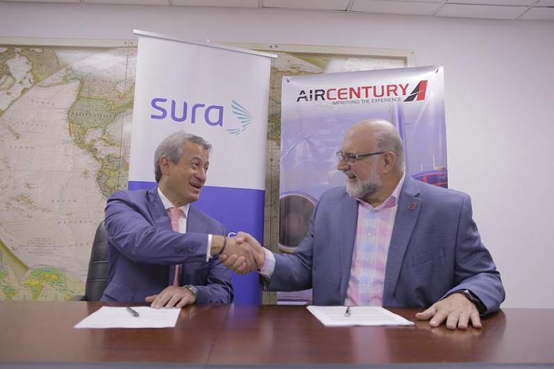Gerentes general de Air Century y Seguros SURA realizan alianza comercial.(Foto externa)